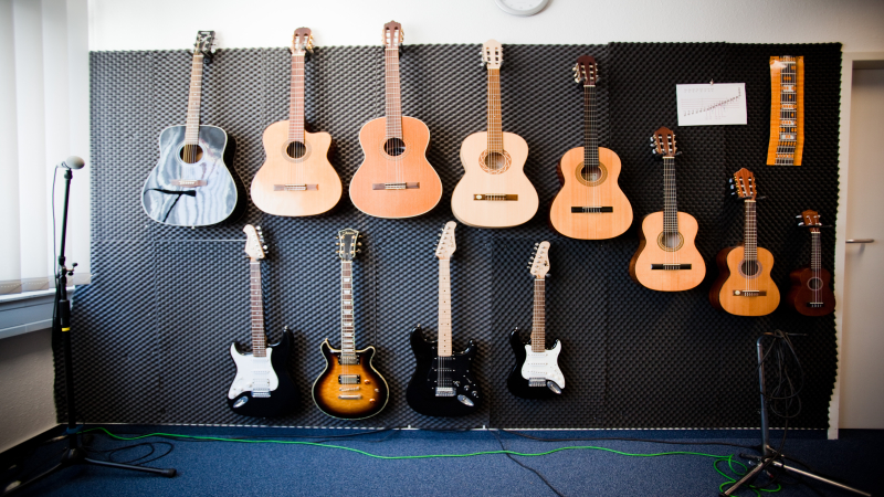 Musikschule Pichler in Tamm Gitarrenwand